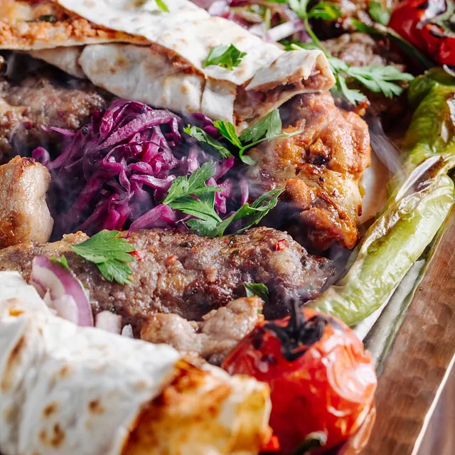 Kebabkjøtt og grønnsaker i tortilla