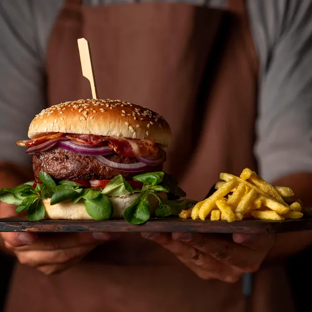 Burger og pommes frites på brett
